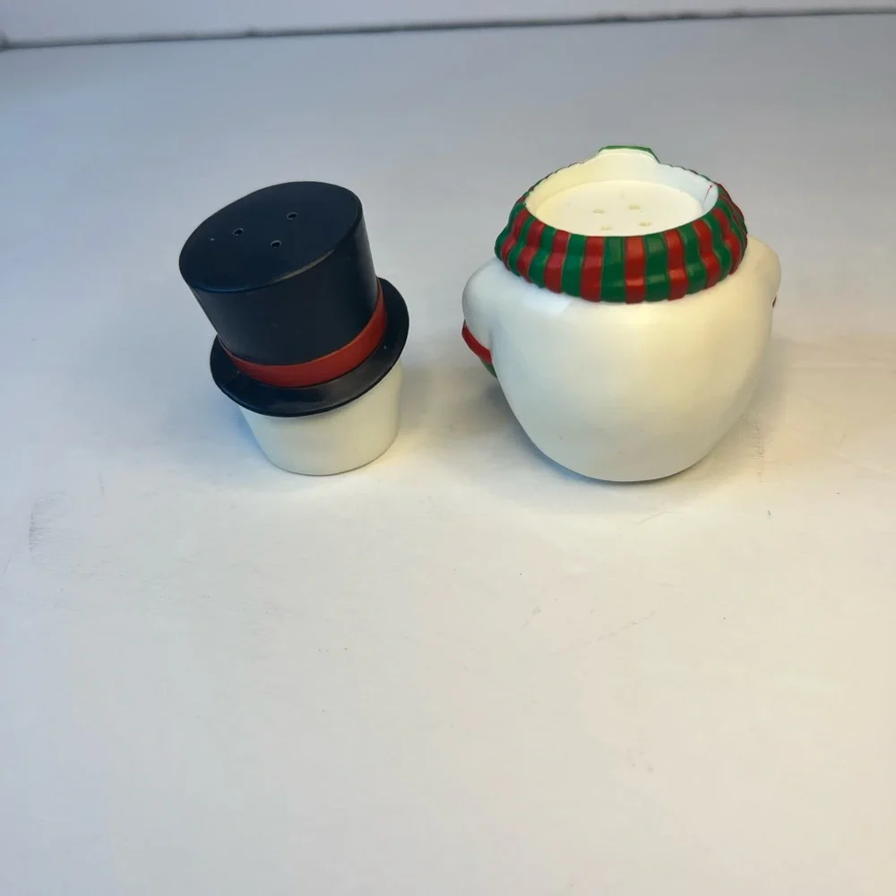 4” AVON TOP HAT SALT‎ AND PEPPER SHAKER SET GIFT COLLECTION SNOWMAN CHRISTMAS.